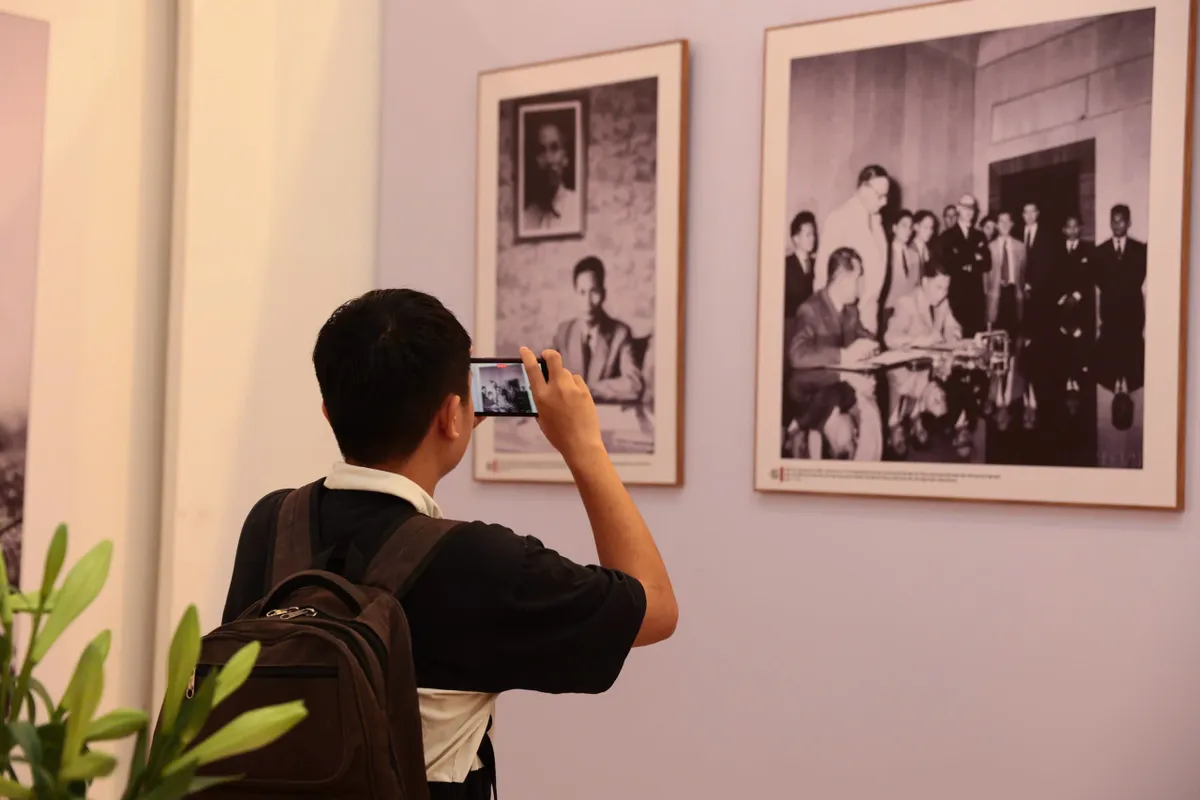 "51 năm - Bản h&ugrave;ng ca thống nhất" t&aacute;i hiện lịch sử h&agrave;o h&ugrave;ng qua những khoảnh khắc đặc biệt - Ảnh 2.