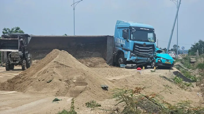 Xe tải t&ocirc;ng taxi, một h&agrave;nh kh&aacute;ch tử vong  - Ảnh 1.