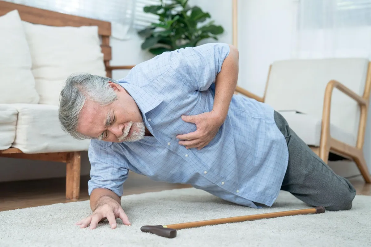 B&aacute;c sĩ cảnh b&aacute;o nh&oacute;m người dễ bị đột quỵ khi nắng n&oacute;ng: Kh&ocirc;ng chỉ người gi&agrave; mới phải d&egrave; chừng- Ảnh 1.