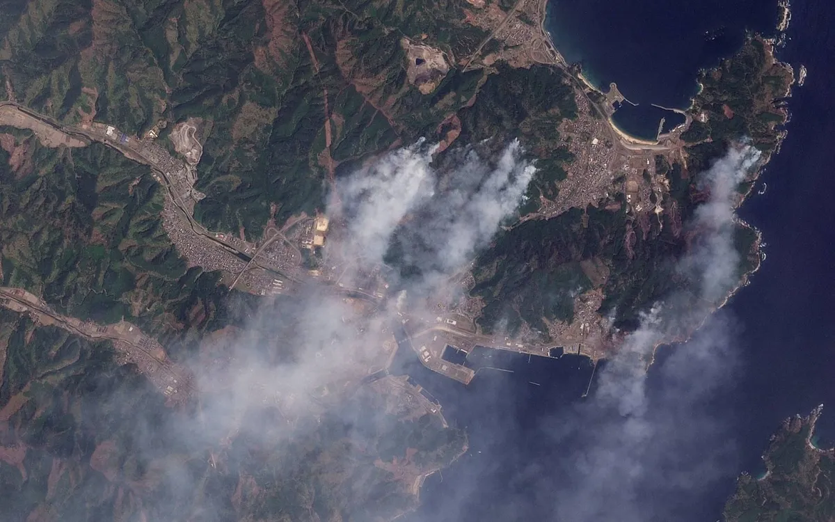 Ảnh vệ tinh cho thấy khói từ các vụ cháy rừng ở quận Kamihei, tỉnh Iwate (Ảnh: Planet Labs PBC/Reuters)