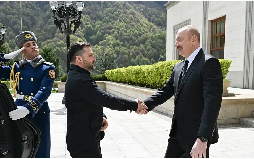 Tổng thống Ukraine Zelensky bắt tay Tổng thống Azerbaijan Ilham Aliyev (Ảnh: Văn phòng Tổng thống Azerbaijan)