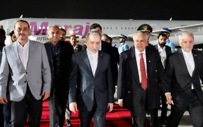 Ngoại trưởng Pakistan chào đón Ngoại trưởng Iran tại Islamabad, ngày 24/4/2026 (Ảnh: Bộ Ngoại giao Iran/Anadolu/Getty Images)