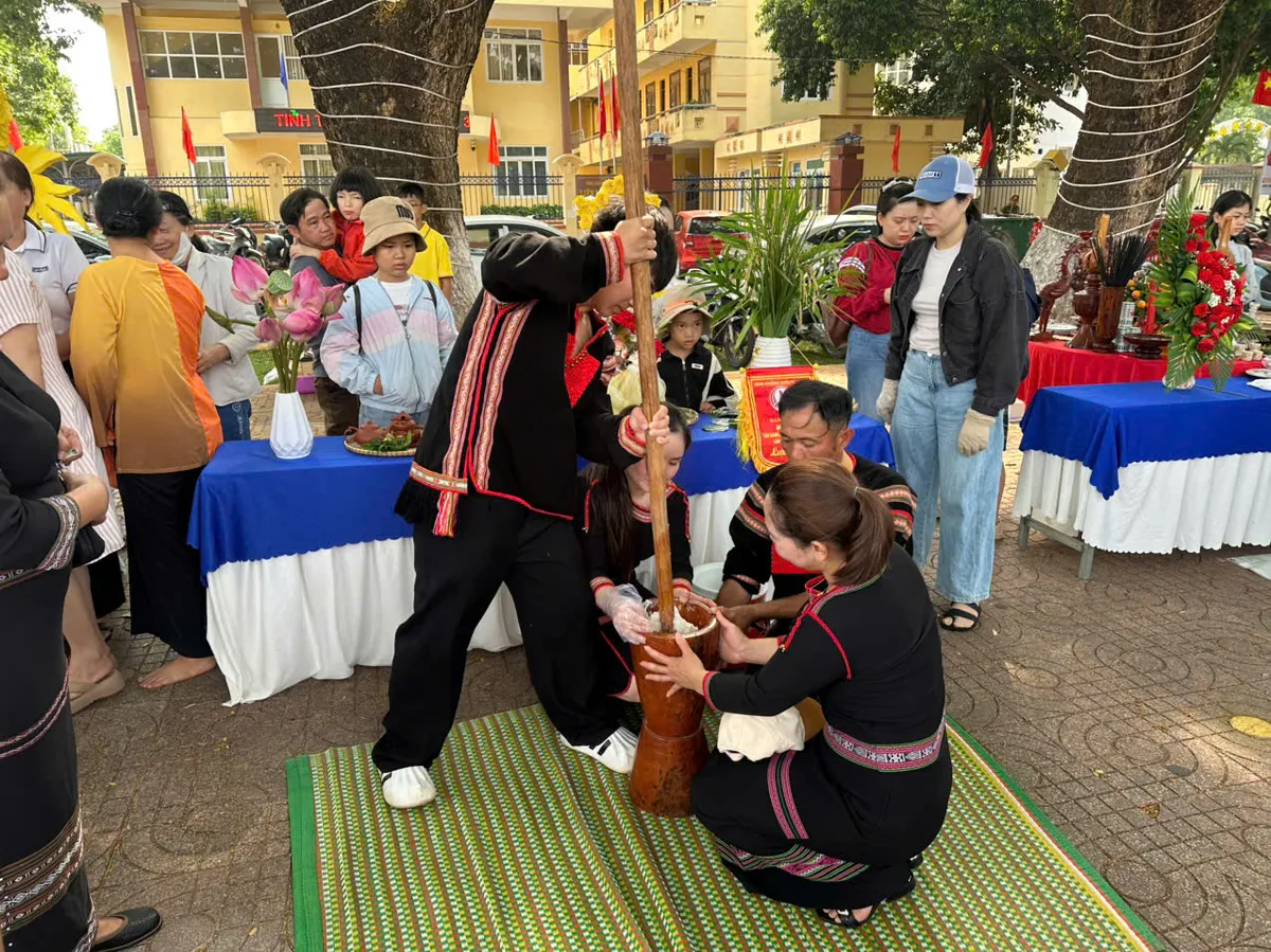 Đắk Lắk: Thi nấu b&aacute;nh chưng, gi&atilde; b&aacute;nh giầy h&uacute;t kh&aacute;ch du lịch- Ảnh 1.