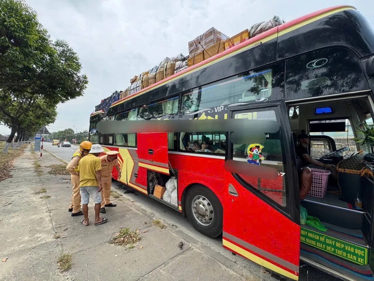 Xe kh&aacute;ch 38 chỗ &ldquo;nhồi&rdquo; h&agrave;ng h&oacute;a trong khoang h&agrave;nh kh&aacute;ch bị xử l&yacute;- Ảnh 1.