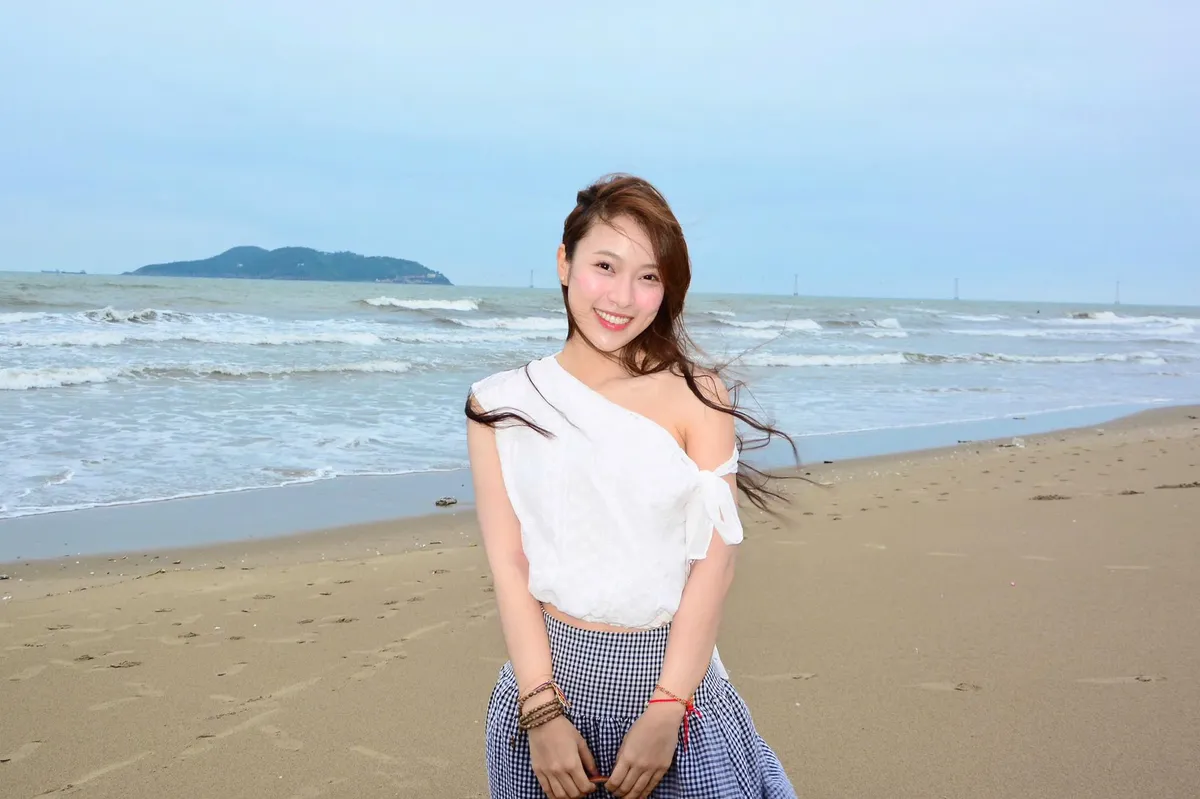 Sao Việt bước v&agrave;o kỳ nghỉ lễ d&agrave;i: H&ograve;a Minzy tung loạt ảnh c&ugrave;ng chồng Đại &uacute;y đi biển, g&acirc;y sốt mạng x&atilde; hội - Ảnh 6.