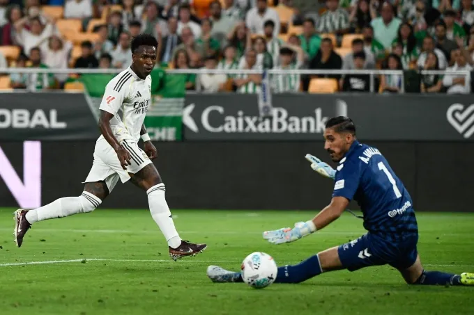 Real Madrid bị Betis cầm h&ograve;a ph&uacute;t ch&oacute;t, nguy cơ hụt hơi trước Barca- Ảnh 1.