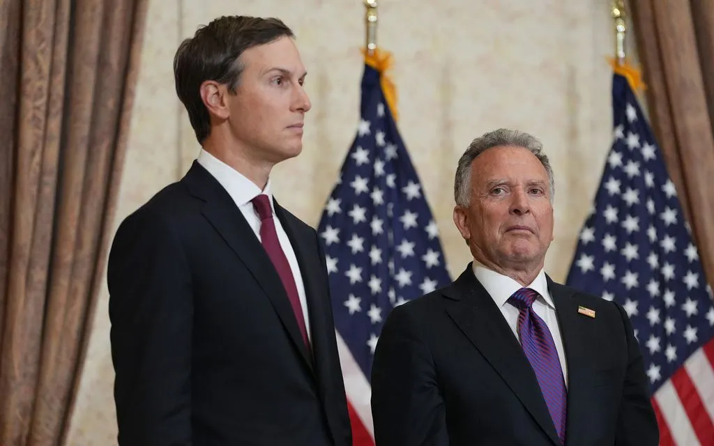 Các đặc phái viên Mỹ Kushner (trái) và Witkoff tại Islamabad, Pakistan, ngày 12/4/2026 (Ảnh: AP)