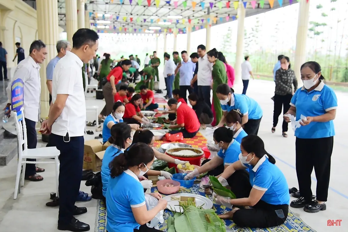 H&agrave; Tĩnh: Rộn r&agrave;ng hội thi g&oacute;i b&aacute;nh chưng d&acirc;ng Quốc Tổ- Ảnh 2.