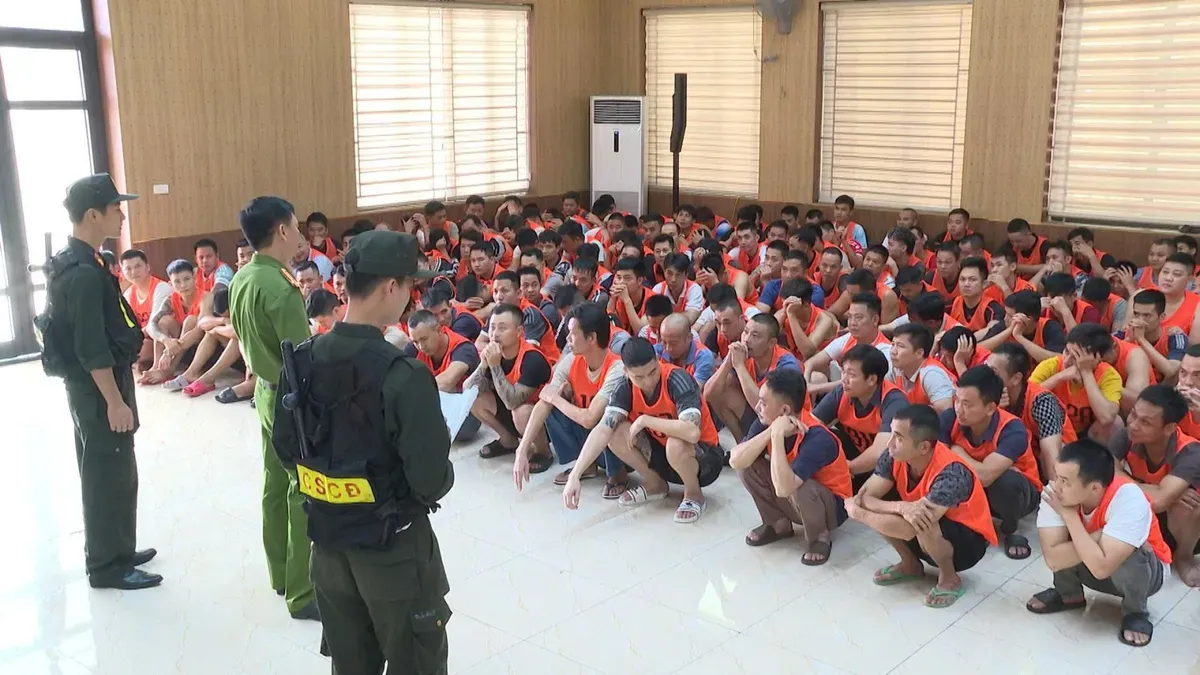 Triệt ph&aacute; đường d&acirc;y đ&aacute;nh bạc xuy&ecirc;n quốc gia hơn 1.200 tỷ đồng tại "trường g&agrave; Vi&ecirc;ng Xay"- Ảnh 1.