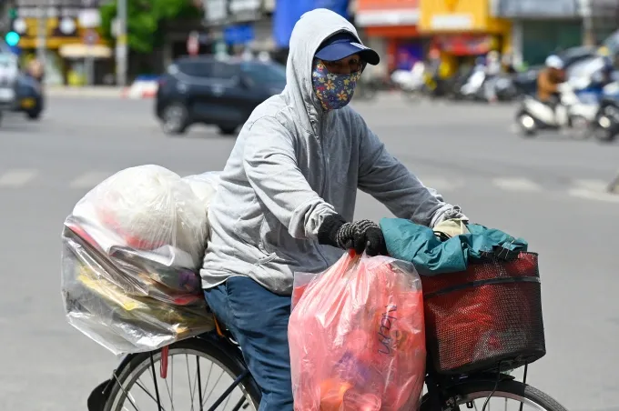 B&aacute;c sĩ cảnh b&aacute;o nh&oacute;m người dễ bị đột quỵ khi nắng n&oacute;ng: Kh&ocirc;ng chỉ người gi&agrave; mới phải d&egrave; chừng- Ảnh 2.