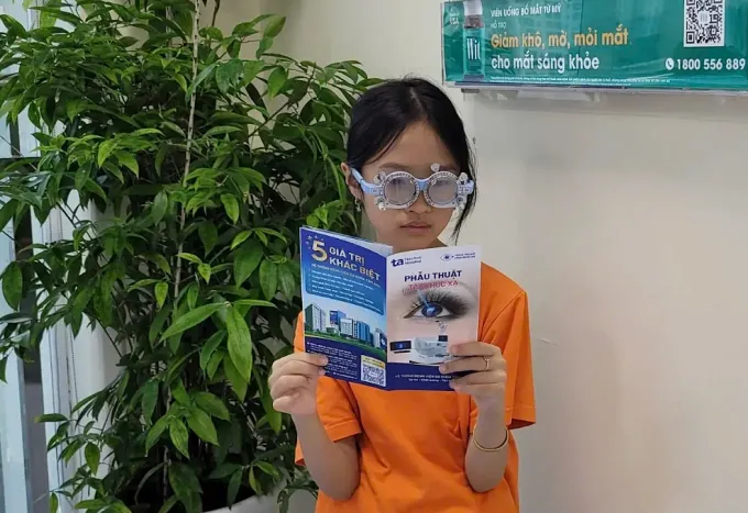 Trẻ loạn thị c&oacute; cần đeo k&iacute;nh thường xuy&ecirc;n?- Ảnh 1.