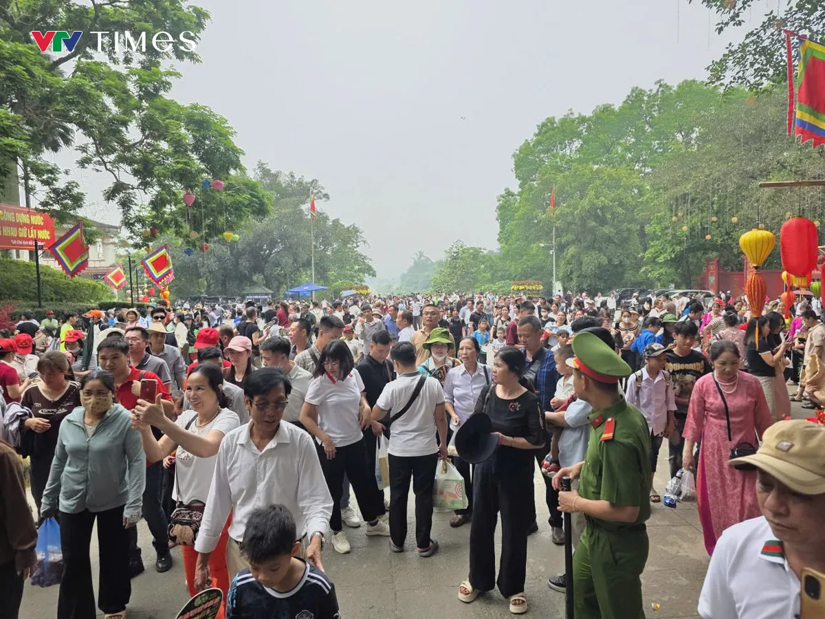 Đền H&ugrave;ng trước ng&agrave;y ch&iacute;nh hội: Biển người trẩy hội, kh&ocirc;ng kh&iacute; n&oacute;ng l&ecirc;n từng giờ - Ảnh 1.