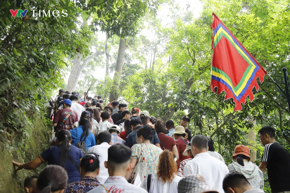Đền H&ugrave;ng trước ng&agrave;y ch&iacute;nh hội: Biển người trẩy hội, kh&ocirc;ng kh&iacute; n&oacute;ng l&ecirc;n từng giờ - Ảnh 5.