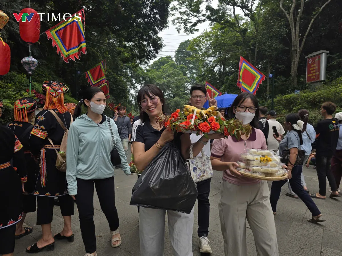Đền H&ugrave;ng trước ng&agrave;y ch&iacute;nh hội: Biển người trẩy hội, kh&ocirc;ng kh&iacute; n&oacute;ng l&ecirc;n từng giờ - Ảnh 7.