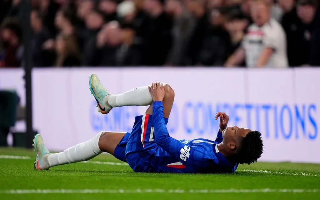 Estevao dính chấn thương trong trận đấu gần nhất của Chelsea, kéo theo nguy cơ lỡ World Cup cùng ĐTQG Brazil (Ảnh: AP)