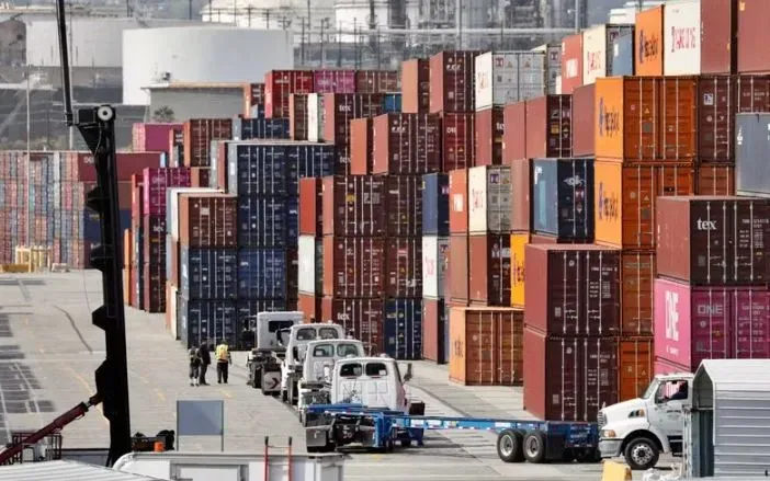 Bloomberg: Doanh nghiệp chuyển hướng chuỗi cung ứng qua nước thứ ba để n&eacute; thuế v&agrave;o Mỹ- Ảnh 1.