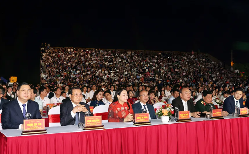 Ninh B&igrave;nh khai mạc Lễ hội Hoa Lư 2026: Linh kh&iacute; ng&agrave;n năm, vươn m&igrave;nh tỏa s&aacute;ng- Ảnh 1.