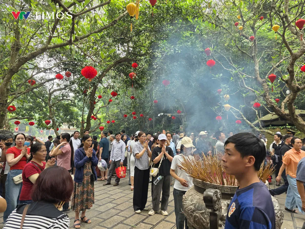 Đền H&ugrave;ng trước ng&agrave;y ch&iacute;nh hội: Biển người trẩy hội, kh&ocirc;ng kh&iacute; n&oacute;ng l&ecirc;n từng giờ - Ảnh 3.