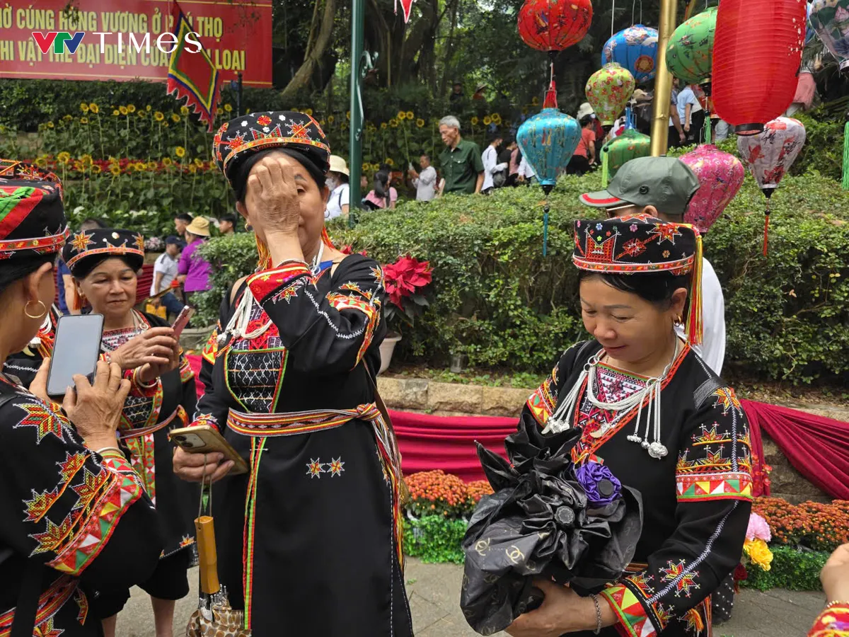 Đền H&ugrave;ng trước ng&agrave;y ch&iacute;nh hội: Biển người trẩy hội, kh&ocirc;ng kh&iacute; n&oacute;ng l&ecirc;n từng giờ - Ảnh 6.