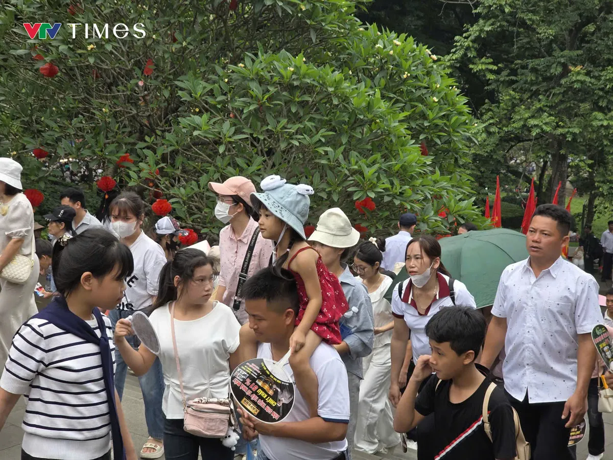 Đền H&ugrave;ng trước ng&agrave;y ch&iacute;nh hội: Biển người trẩy hội, kh&ocirc;ng kh&iacute; n&oacute;ng l&ecirc;n từng giờ - Ảnh 8.