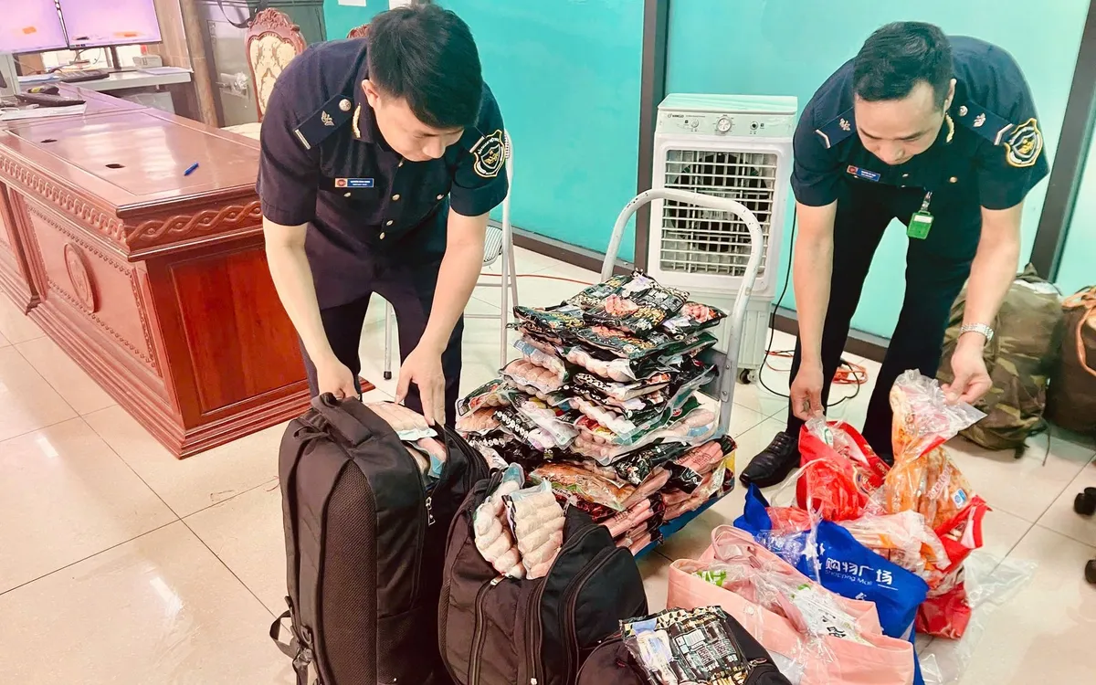 Lực lượng hải quan phát hiện nhiều vụ vận chuyển thực phẩm không rõ nguồn gốc tại biên giới. 