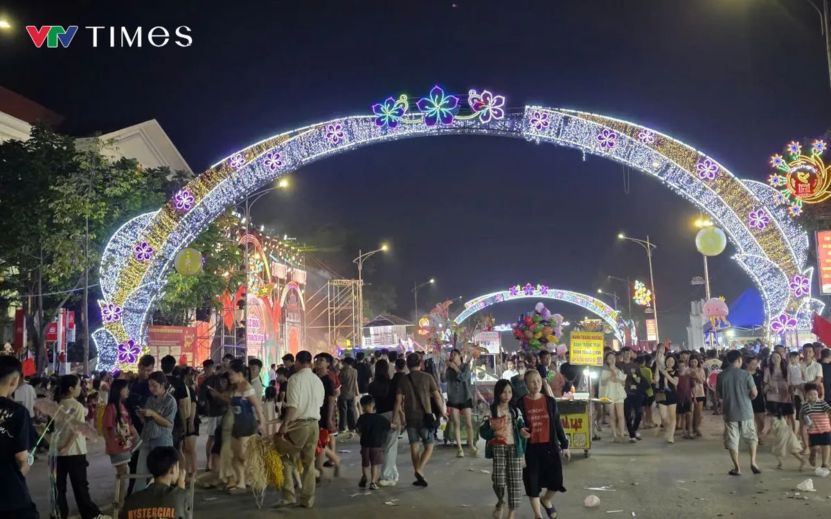 Dòng người đổ về đường Trần Phú (phường Việt Trì) thưởng thức đêm hội "Thanh âm nguồn cội"