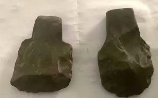 Các rìu đá hàng nghìn năm tuổi được phát hiện trong hang Én ở Vườn Quốc gia Phong Nha-Kẻ Bàng. (Ảnh: TTXVN)