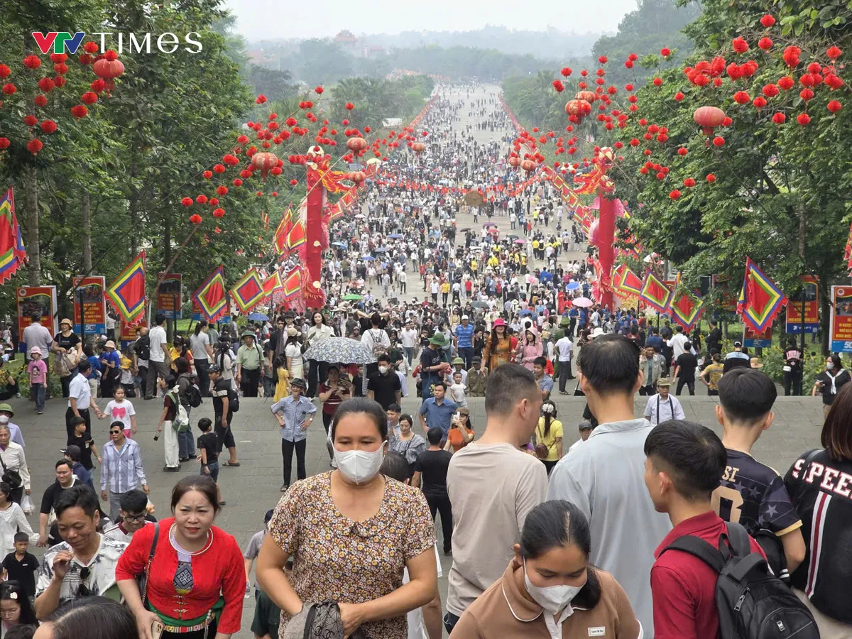 Đền H&ugrave;ng trước ng&agrave;y ch&iacute;nh hội: Biển người trẩy hội, kh&ocirc;ng kh&iacute; n&oacute;ng l&ecirc;n từng giờ - Ảnh 2.