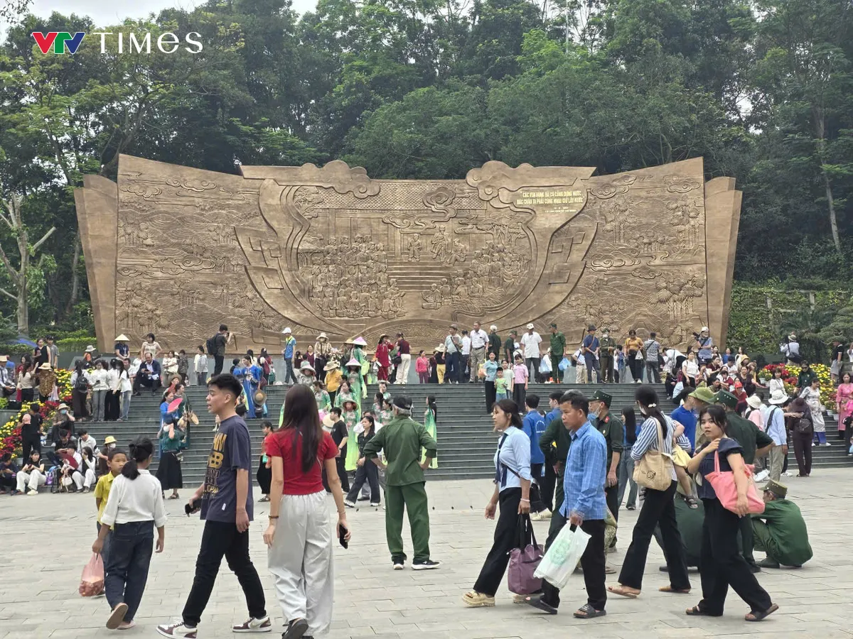 Đền H&ugrave;ng trước ng&agrave;y ch&iacute;nh hội: Biển người trẩy hội, kh&ocirc;ng kh&iacute; n&oacute;ng l&ecirc;n từng giờ - Ảnh 4.