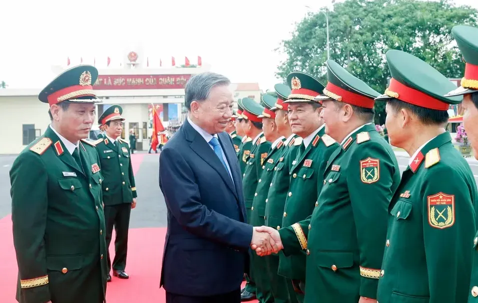 Qu&acirc;n khu 5 đ&oacute;n nhận danh hiệu Anh h&ugrave;ng LLVTND, khẳng định vai tr&ograve; "ph&ecirc;n dậu chiến lược" của Tổ quốc- Ảnh 1.