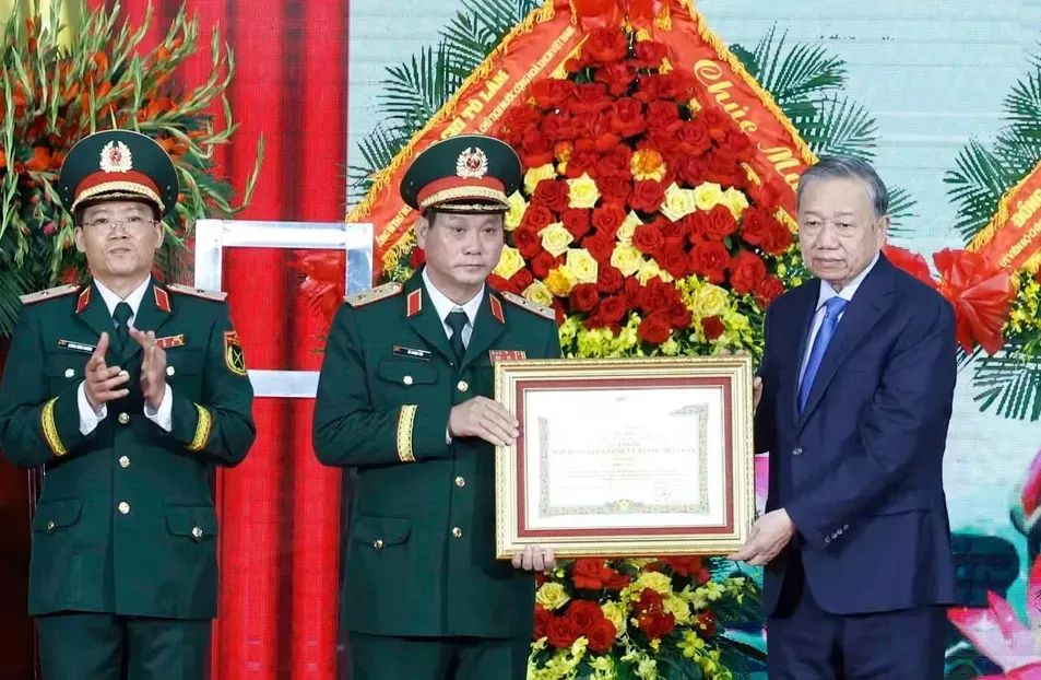Qu&acirc;n khu 5 đ&oacute;n nhận danh hiệu Anh h&ugrave;ng LLVTND, khẳng định vai tr&ograve; "ph&ecirc;n dậu chiến lược" của Tổ quốc- Ảnh 2.