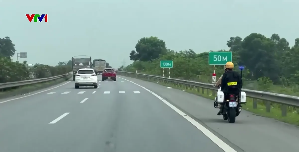 Phối hợp ph&acirc;n luồng, bảo đảm giao th&ocirc;ng th&ocirc;ng suốt tr&ecirc;n tuyến đường về Đền H&ugrave;ng - Ảnh 1.