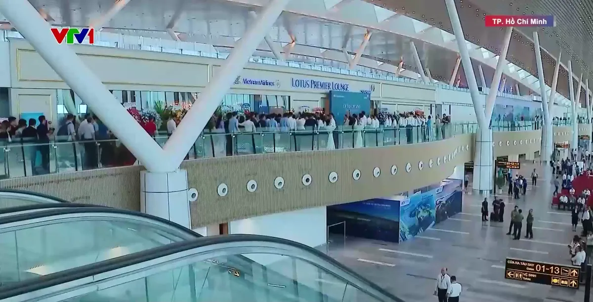 Cảng h&agrave;ng kh&ocirc;ng quốc tế T&acirc;n Sơn Nhất chủ động c&aacute;c phương &aacute;n phục vụ h&agrave;nh kh&aacute;ch dịp nghỉ lễ Giỗ Tổ - Ảnh 1.