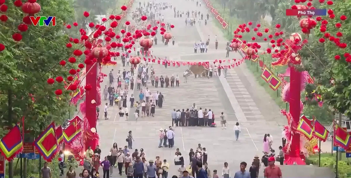 D&ograve;ng người h&agrave;nh hương về đất Tổ trong niềm tự h&agrave;o d&acirc;n tộc- Ảnh 1.