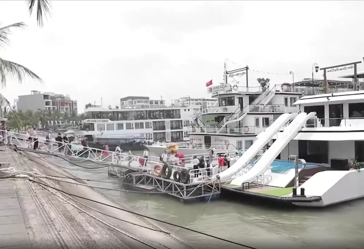 Siết chặt kiểm tra an toàn toàn diện đội tàu du lịch trên vịnh Hạ Long trước cao điểm hè - Ảnh 3.