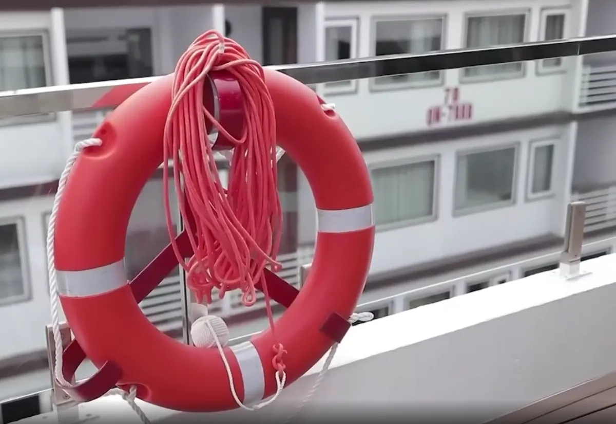 Siết chặt kiểm tra an toàn toàn diện đội tàu du lịch trên vịnh Hạ Long trước cao điểm hè - Ảnh 2.