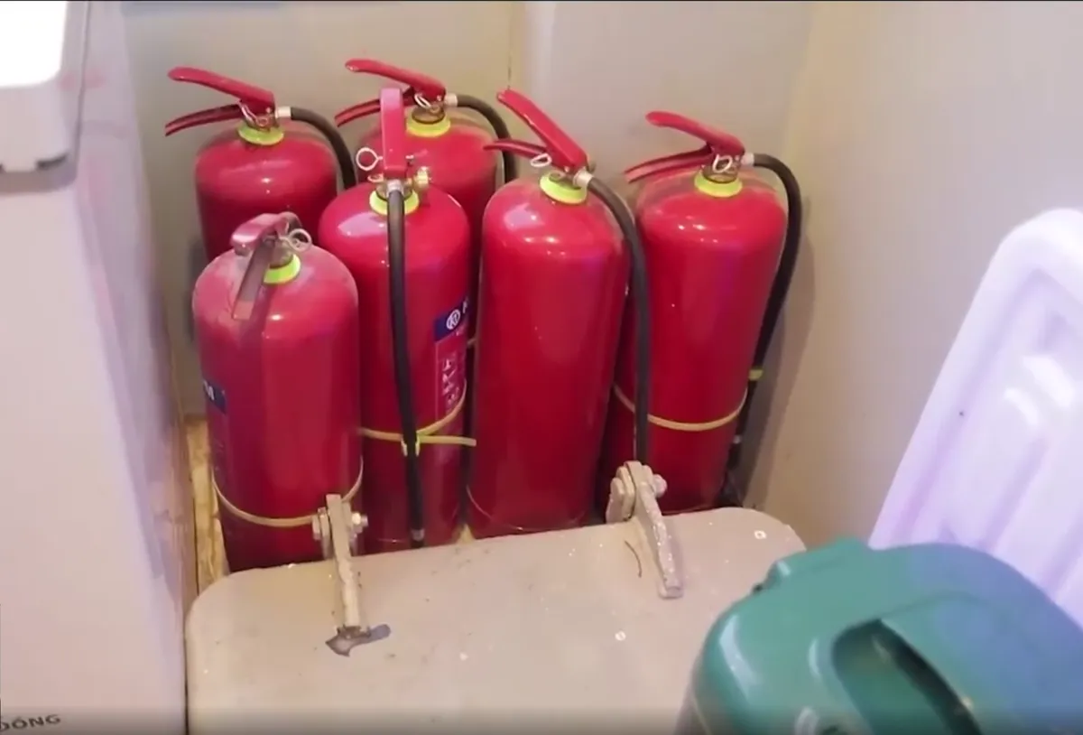 Siết chặt kiểm tra an toàn toàn diện đội tàu du lịch trên vịnh Hạ Long trước cao điểm hè - Ảnh 1.