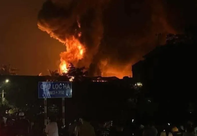 H&agrave; Nội: Ch&aacute;y lớn xưởng sơn ở Đ&ocirc;ng Anh- Ảnh 1.