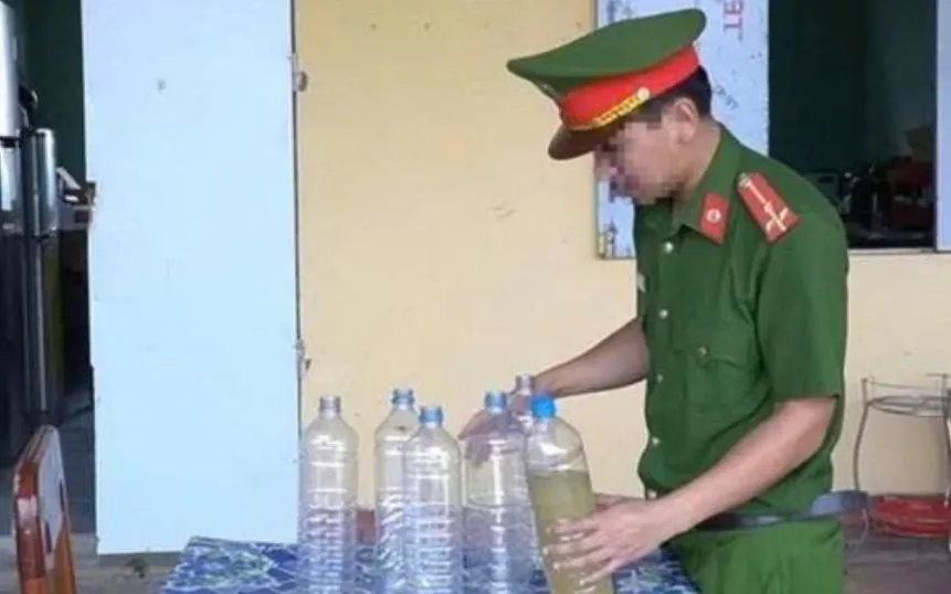 Nậm thoongl à một loại nước không rõ nguồn gốc, có biểu hiện gây kích thích thần kinh, tiềm ẩn nguy cơ phát sinh các hành vi vi phạm pháp luật. 

