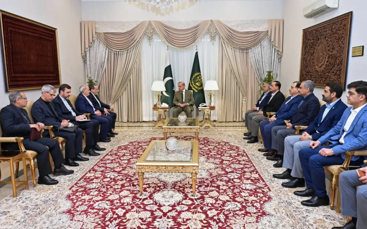 Ông Abbas Araghchi (thứ 5 từ trái) gặp Thủ tướng Pakistan Shehbaz Sharif tại Islamabad, ngày 25/4/2026. (Ảnh: Pakistan Prime Minister Office/AP)