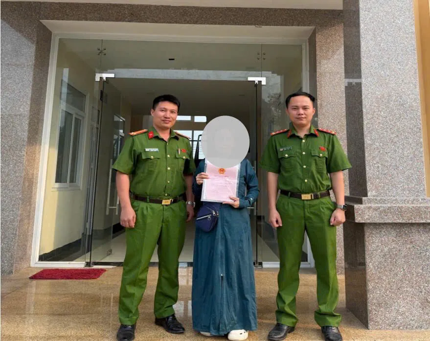 Đ&aacute;nh rơi sổ đỏ tr&ecirc;n đường, người d&acirc;n may mắn được trao trả kịp thời  - Ảnh 1.