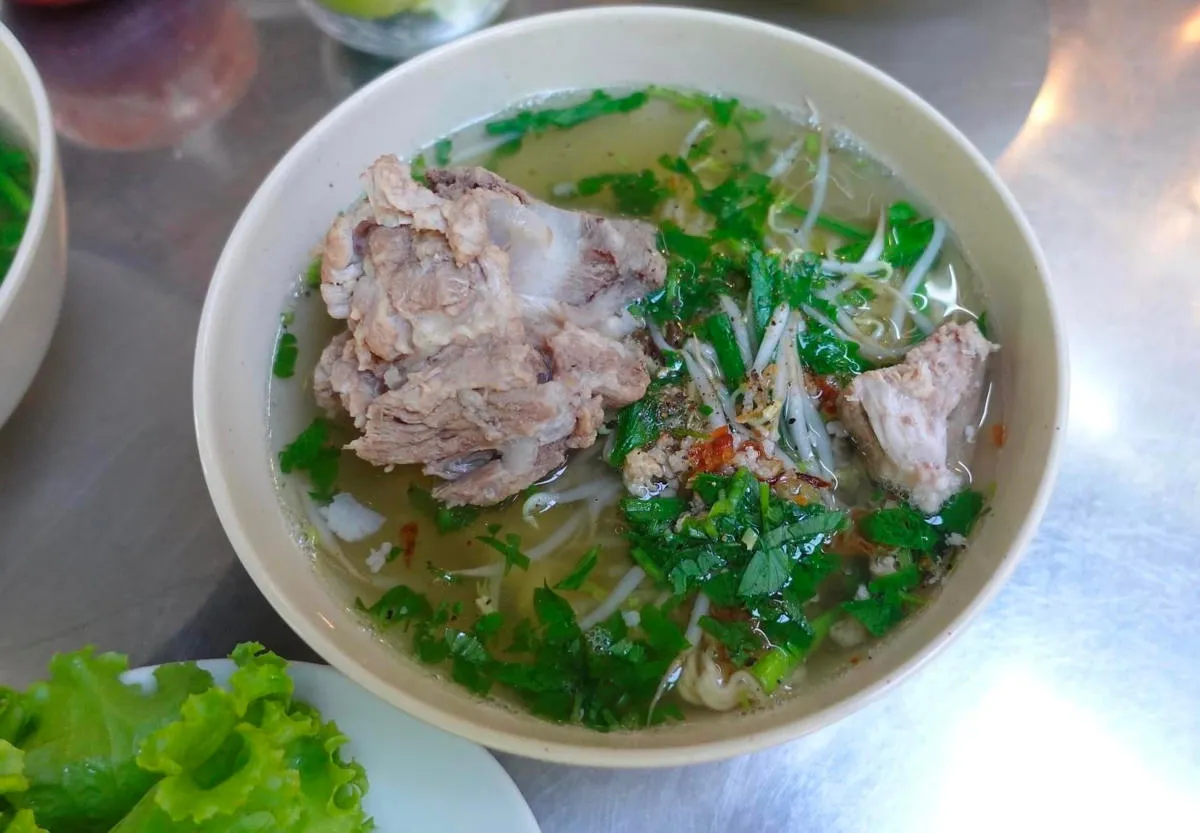 Tiếng g&otilde; trong đ&ecirc;m, b&aacute;t hủ tiếu trong k&yacute; ức- Ảnh 7.