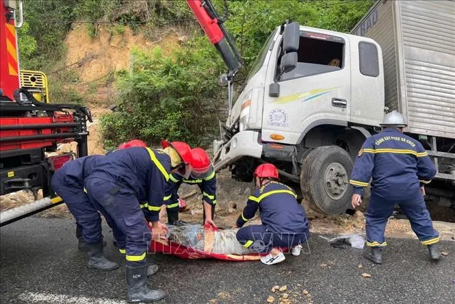 Hai vụ tai nạn tr&ecirc;n Quốc lộ 1 trong s&aacute;ng 25/4, hai người tử vong- Ảnh 2.