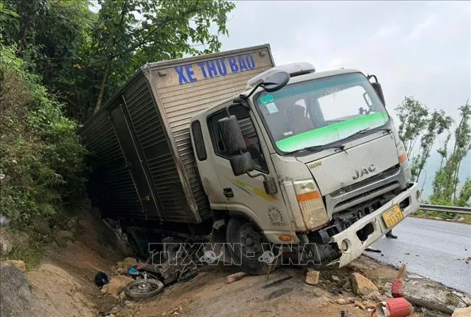 Hai vụ tai nạn tr&ecirc;n Quốc lộ 1 trong s&aacute;ng 25/4, hai người tử vong- Ảnh 1.