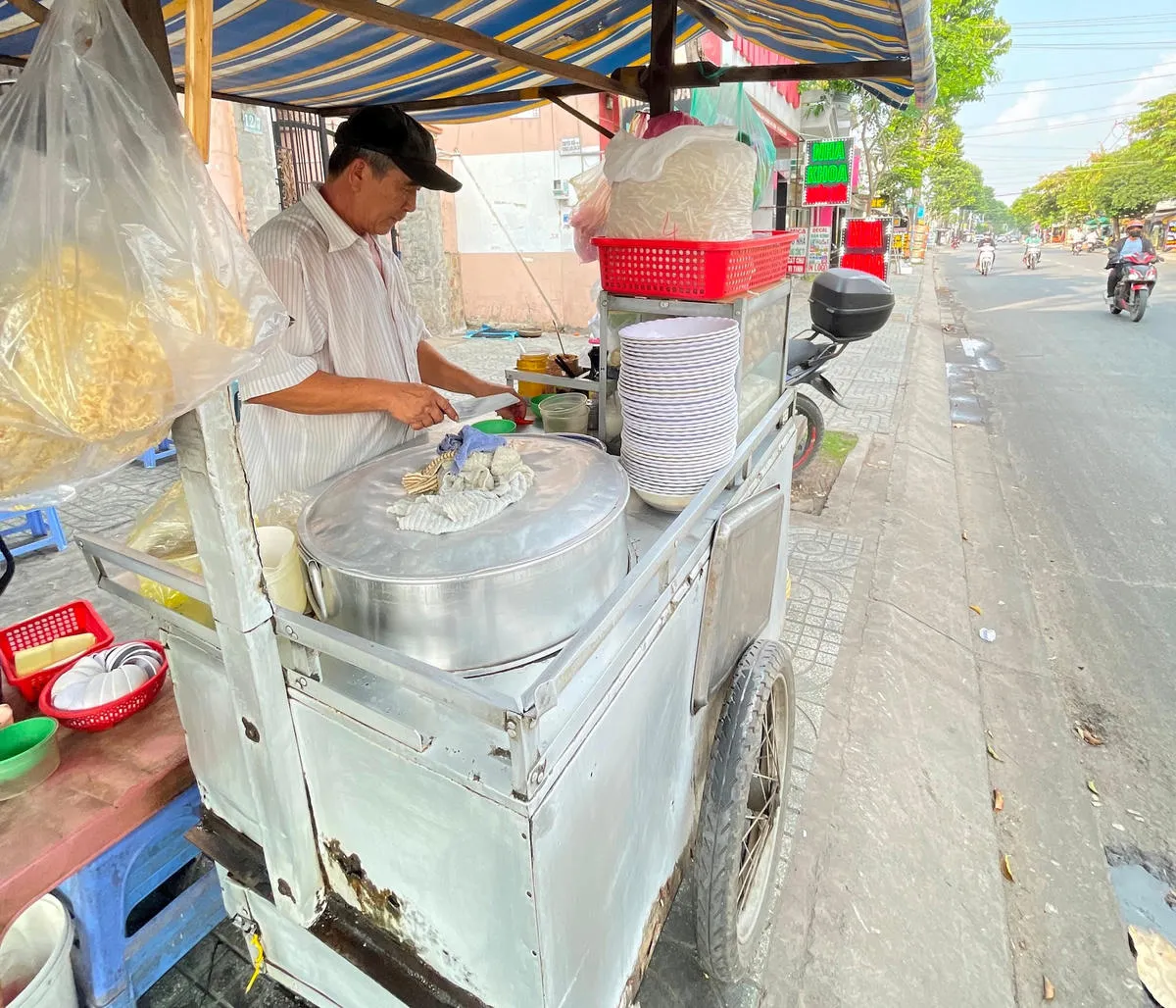 Tiếng g&otilde; trong đ&ecirc;m, b&aacute;t hủ tiếu trong k&yacute; ức- Ảnh 9.
