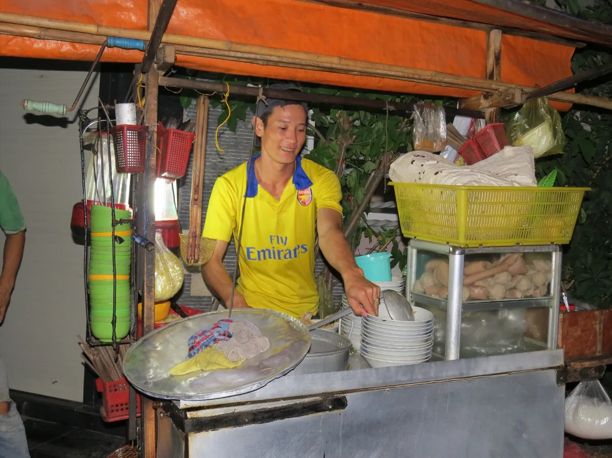 Tiếng g&otilde; trong đ&ecirc;m, b&aacute;t hủ tiếu trong k&yacute; ức- Ảnh 8.