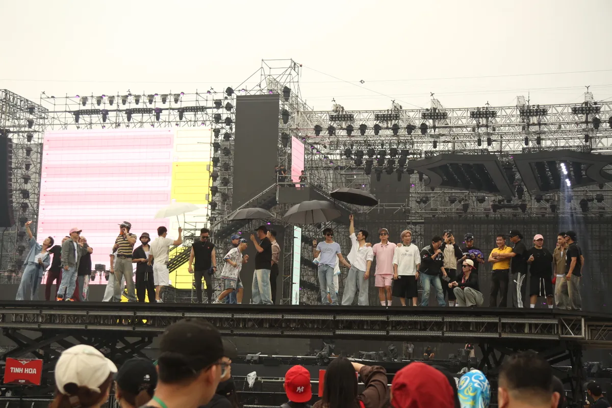 Gai Home tổng duyệt trong mưa, c&aacute;c Anh T&agrave;i vẫn ch&aacute;y hết m&igrave;nh- Ảnh 2.