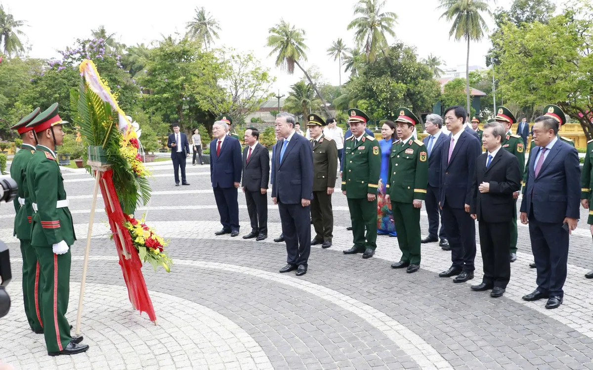 Tổng B&iacute; thư, Chủ tịch nước T&ocirc; L&acirc;m d&acirc;ng hương tưởng niệm Chủ tịch Hồ Ch&iacute; Minh tại Qu&acirc;n khu 5 - Ảnh 1.