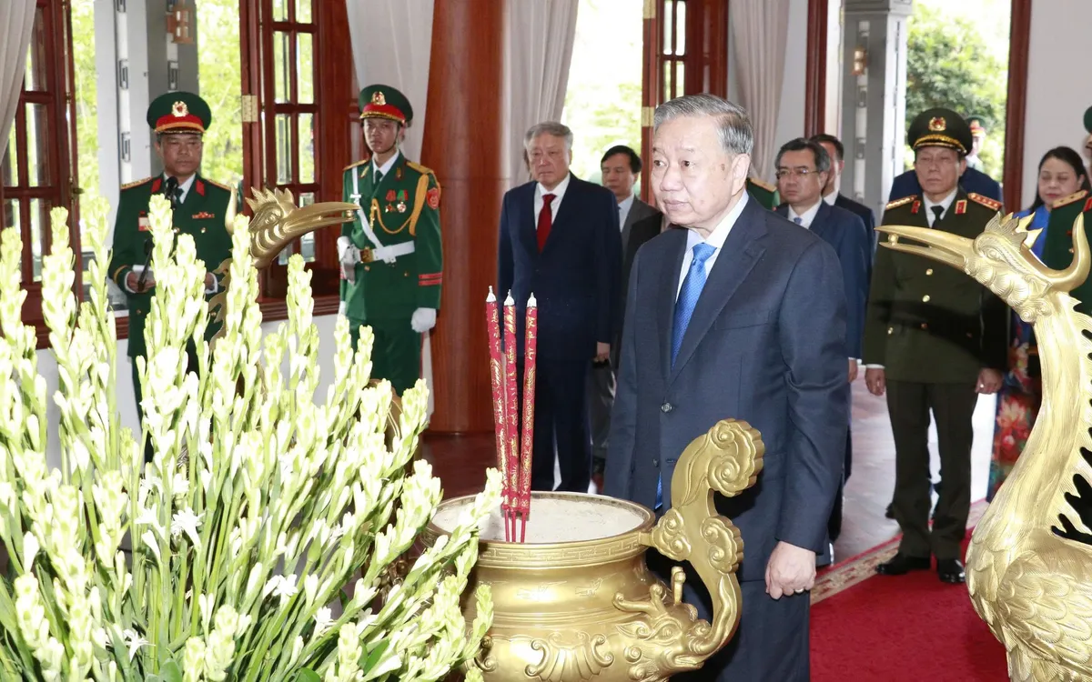 Tổng Bí thư, Chủ tịch nước Tô Lâm dâng hương tưởng niệm Chủ tịch Hồ Chí Minh tại Quân khu 5,