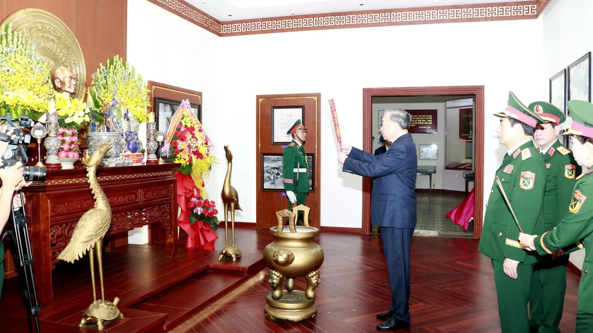 Tổng B&iacute; thư, Chủ tịch nước T&ocirc; L&acirc;m d&acirc;ng hương tưởng niệm Chủ tịch Hồ Ch&iacute; Minh tại Qu&acirc;n khu 5 - Ảnh 2.